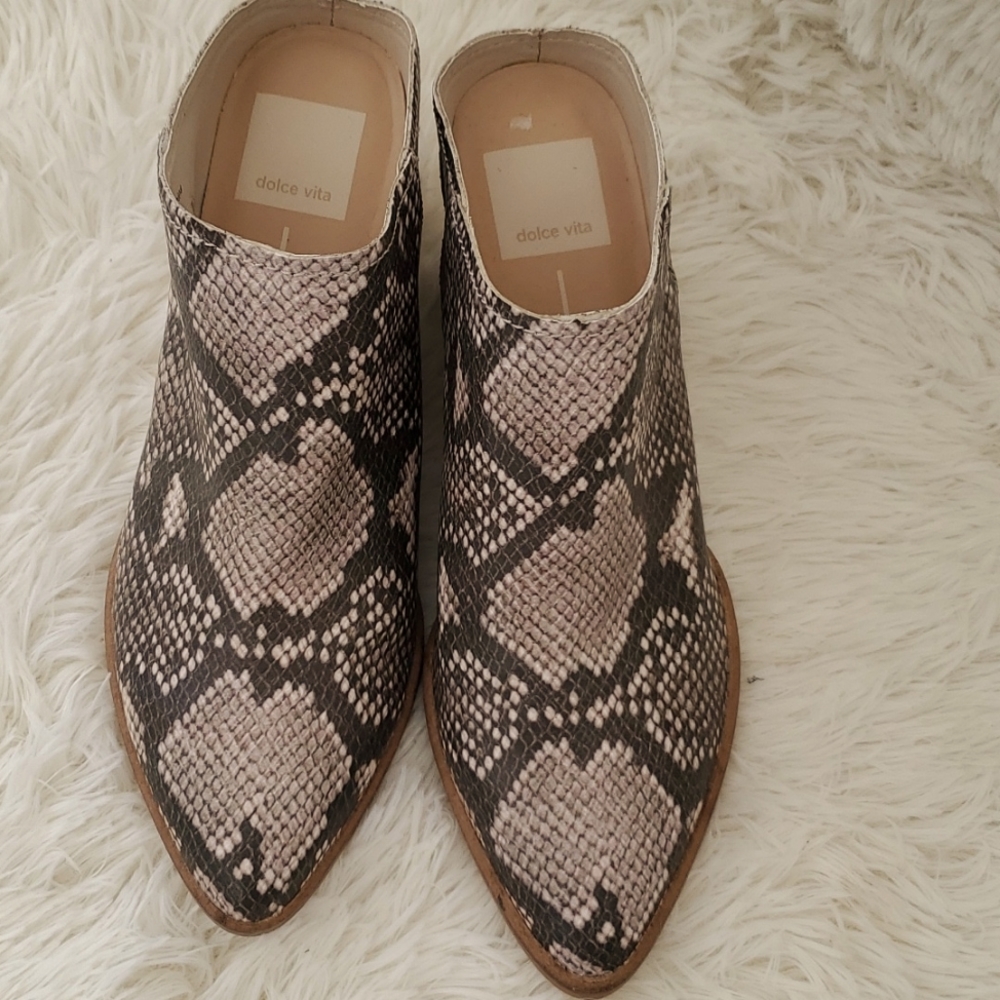 NWOT DOLCE VITA WOMENS SIZE 6 MULES / CLOGS . FAUX SNAKE SKIN